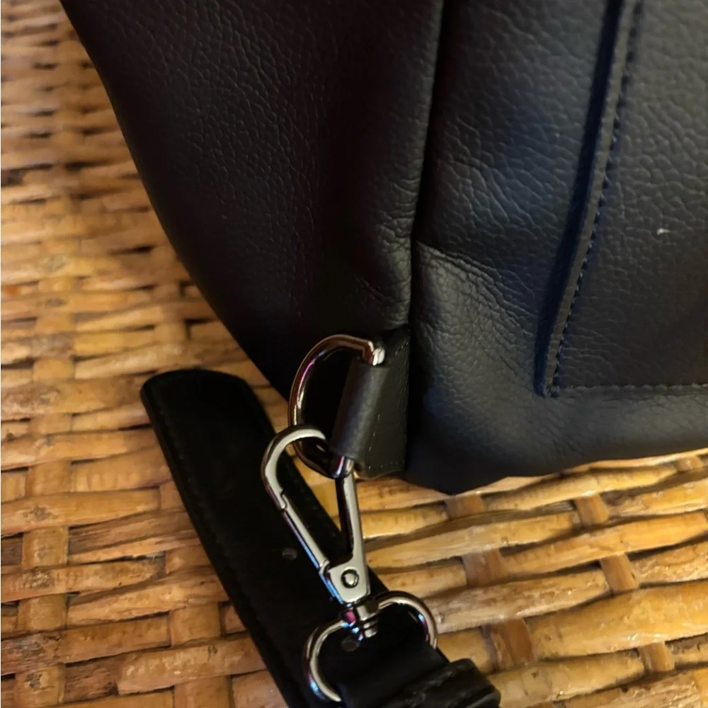 Mina Baie Black Leather Backpack - Sleek Everyday Carry - Picture 4 of 7